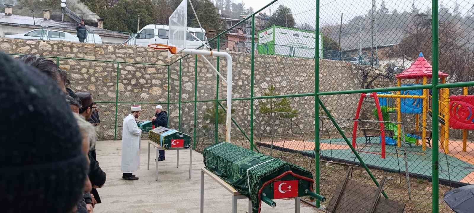 Minibüsün uçuruma yuvarlandığı kazada ölen 3 kişi son yolculuklarına uğurlandı 4 minibusun ucuruma yuvarlandigi kazada olen 3 kisi son yolculuklarina ugurlandi 0 JrFrtga9