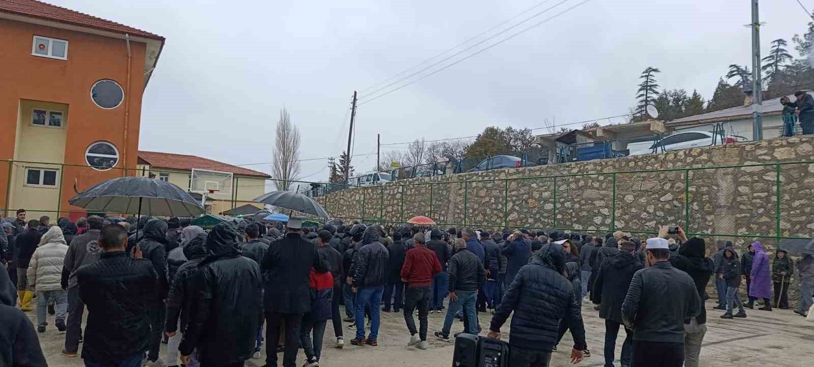 Minibüsün uçuruma yuvarlandığı kazada ölen 3 kişi son yolculuklarına uğurlandı 6 minibusun ucuruma yuvarlandigi kazada olen 3 kisi son yolculuklarina ugurlandi 2 Vm5D3D4L