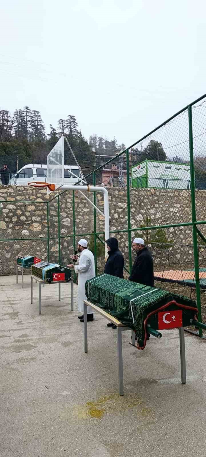 Minibüsün uçuruma yuvarlandığı kazada ölen 3 kişi son yolculuklarına uğurlandı 7 minibusun ucuruma yuvarlandigi kazada olen 3 kisi son yolculuklarina ugurlandi 3 yH59YXup