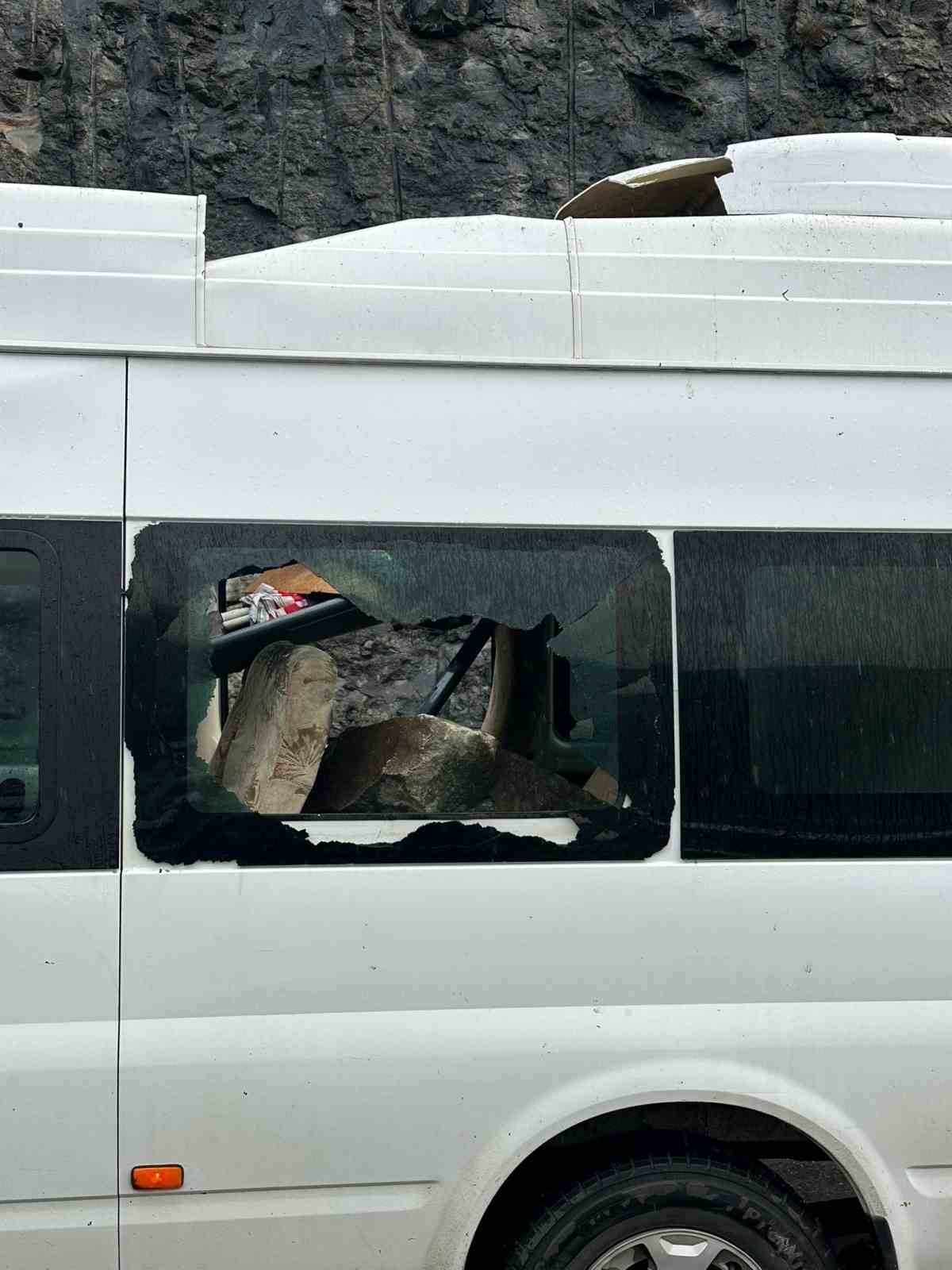 minibusun uzerine dev kayalar dustu 3 kisi sans eseri kurtuldu 0 Zc4s5sJp