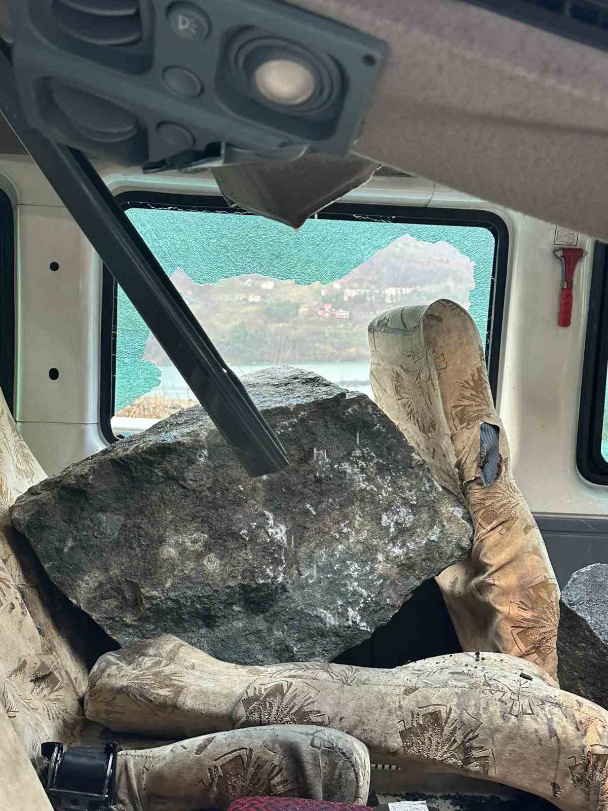 minibusun uzerine dev kayalar dustu 3 kisi sans eseri kurtuldu 1 QcWieYsc