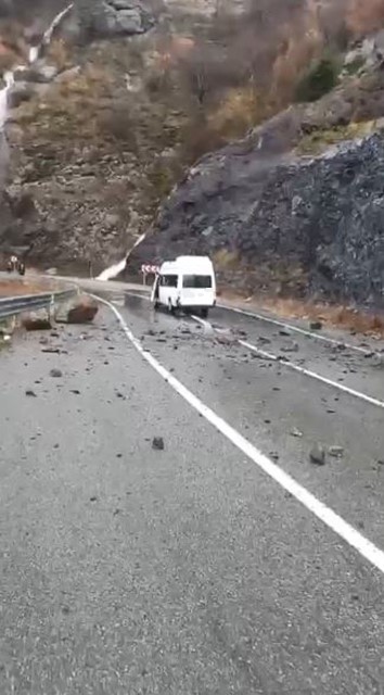 minibusun uzerine dev kayalar dustu 3 kisi sans eseri kurtuldu 2 ZqTDI1rA