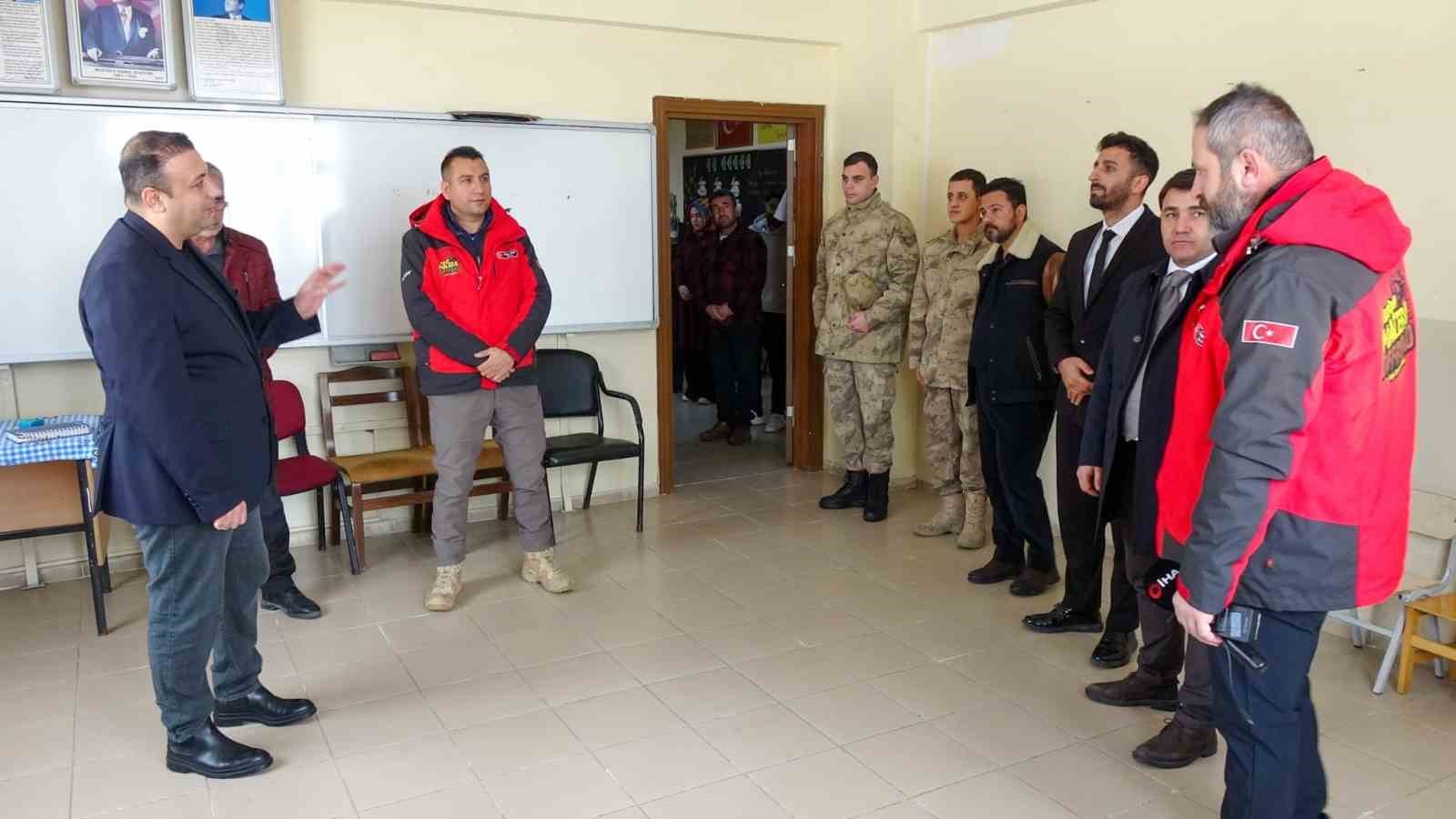 minik eller usumesin diye yola ciktilar 7 jNzJwWVf