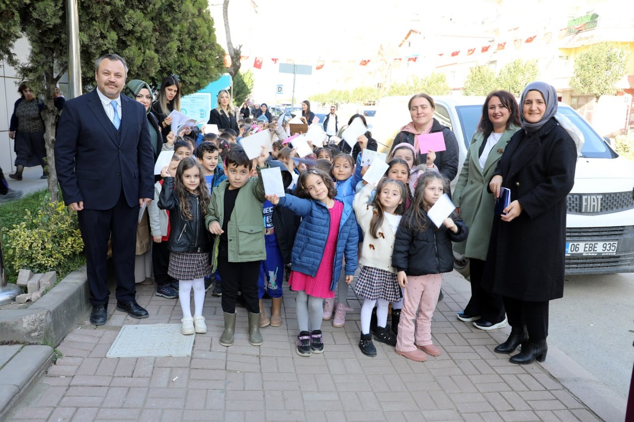 minik ellerden buyuk mutluluk anaokulu ogrencileri ilk mektuplarini pttye teslim etti 4 VFChEyTI