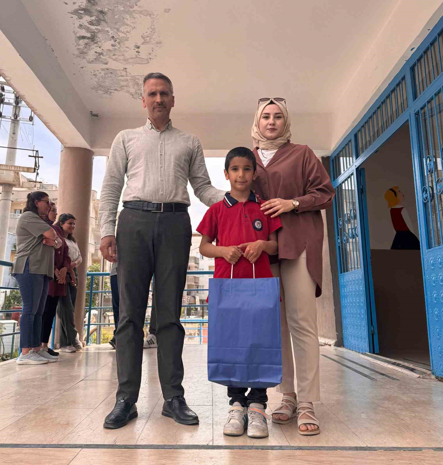 minik emrenin istiklal marsi okunurken hazir ol durusuna gectigi anlar kameraya yansidi 1 iPHGdCwa