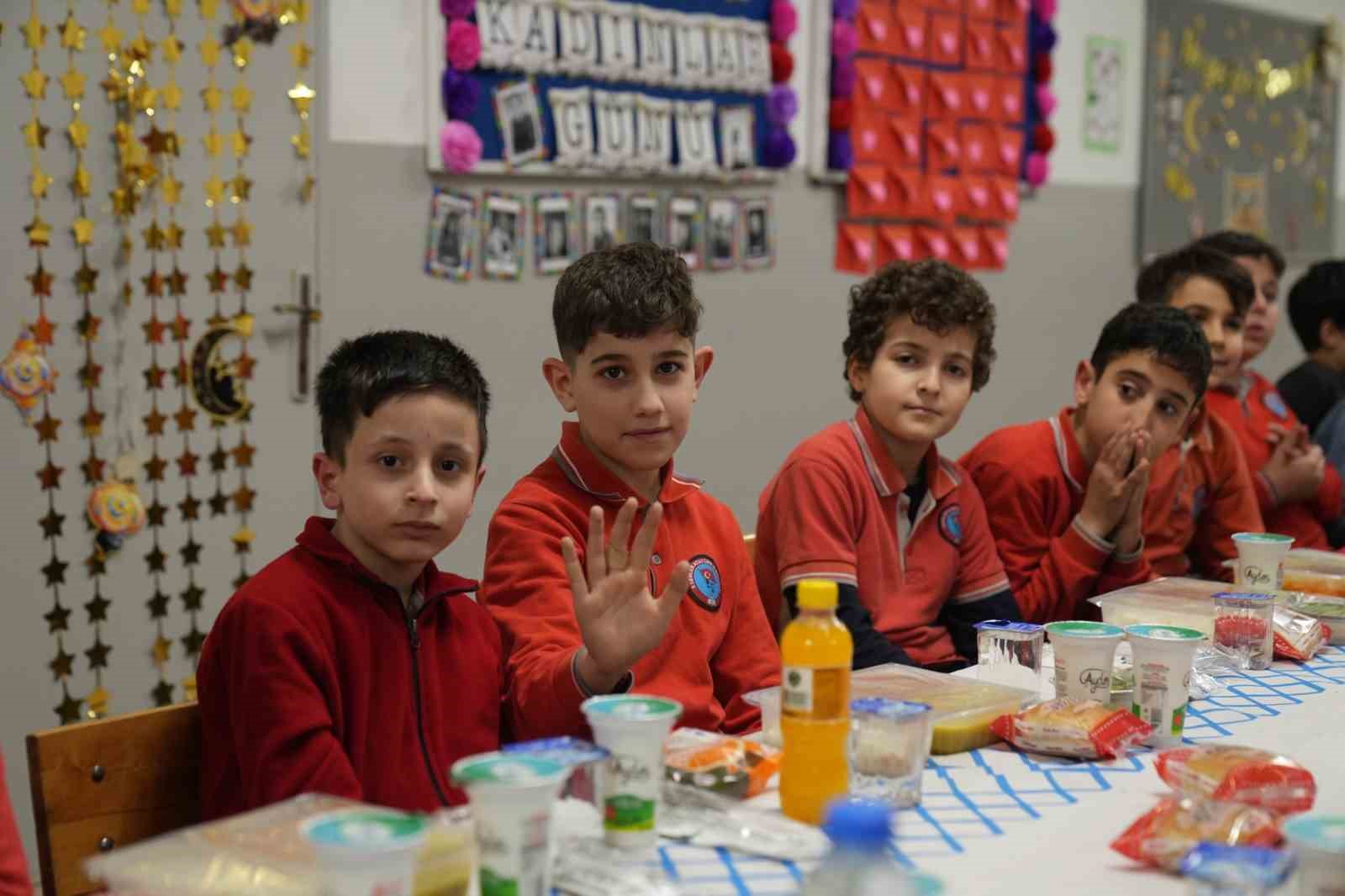 minik kalpler iftar sofrasinda bulustu 1 ubwfMgk7