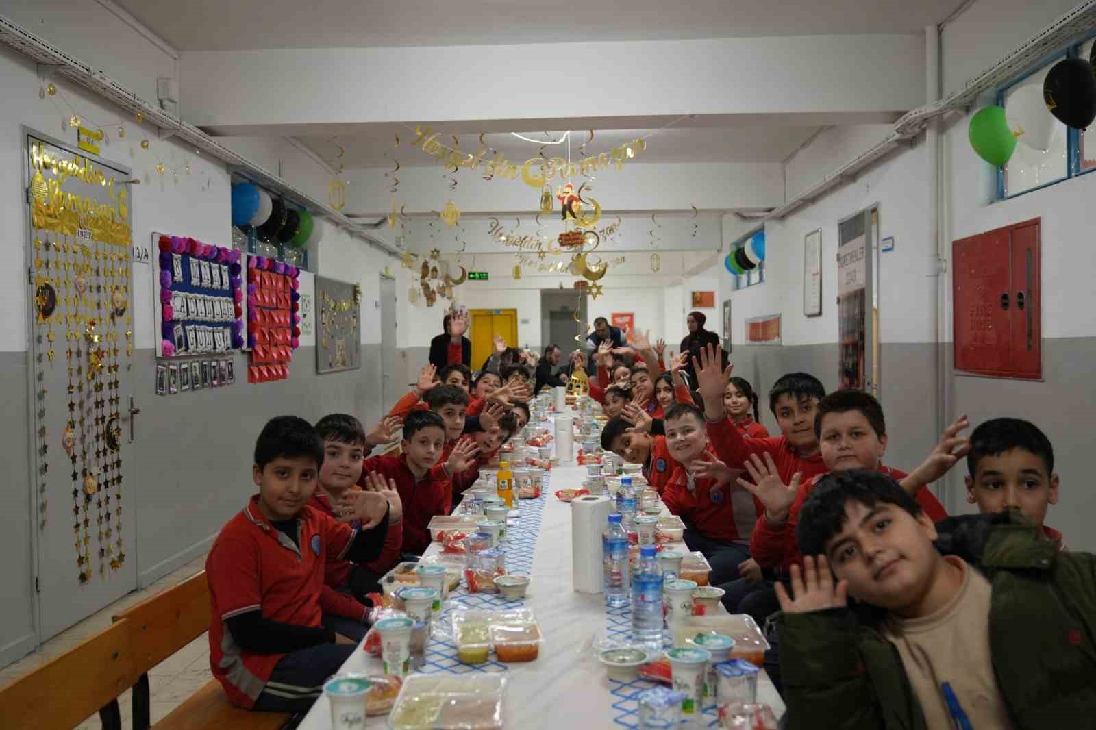 minik kalpler iftar sofrasinda bulustu 3 qwkwZbY2