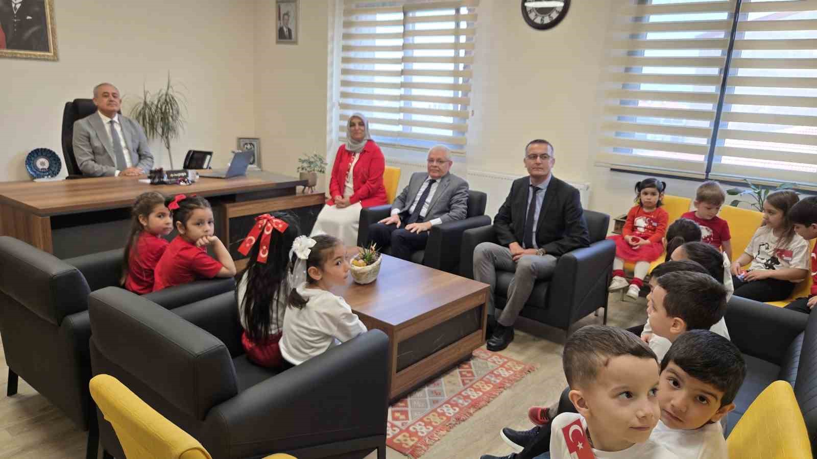 minik ogrenciler 3 tekerlekli bisikletleriyle kaymakamligi ziyaret etti 3 am4EEVuN