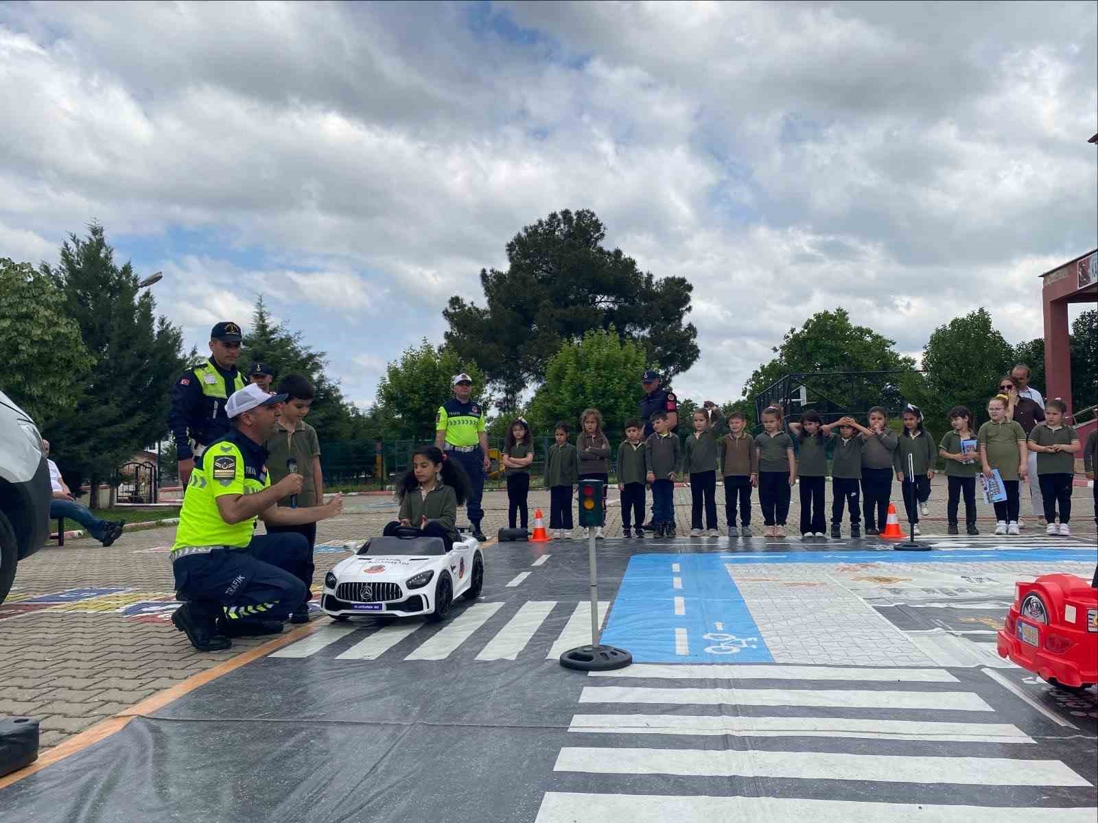 minik ogrencilere jandarmadan uygulamali trafik egitimi 3 PEYcSfXz