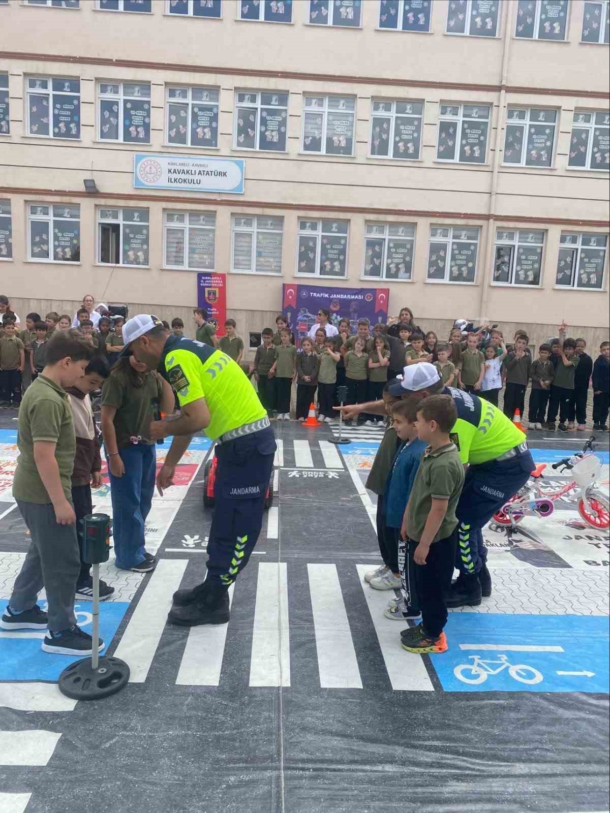 minik ogrencilere jandarmadan uygulamali trafik egitimi 8 PSKl7aR6