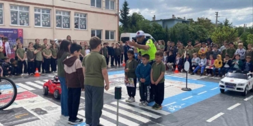 minik-ogrencilere-jandarmadan-uygulamali-trafik-egitimi-zHcBBGW8.jpg