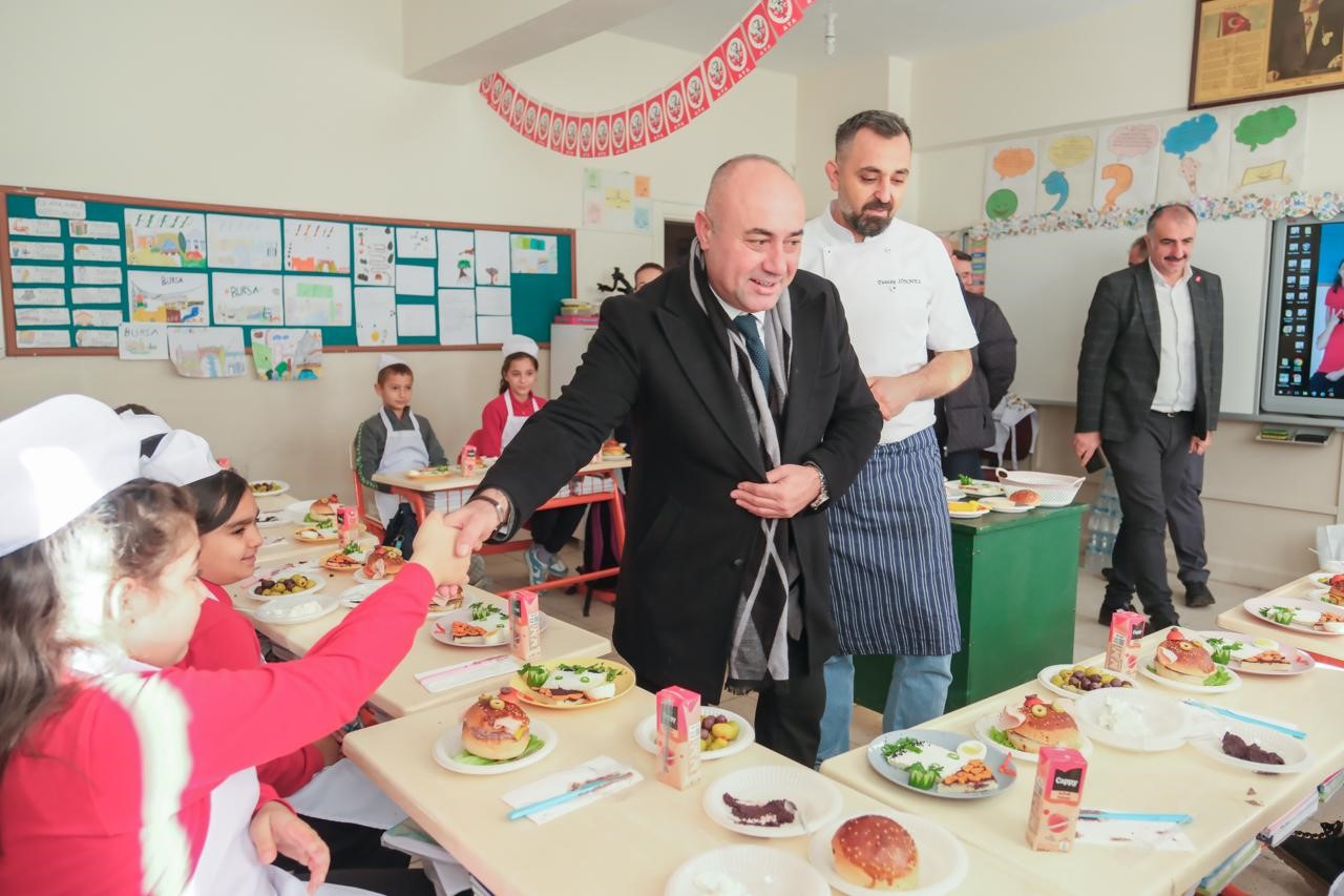 Minik Şeflerle Zeytinli Tarifler’in ilk durağı Dereköy İlköğretim Okulu oldu 5 minik seflerle zeytinli tariflerin ilk duragi derekoy ilkogretim okulu oldu 1 7Je1NsAy