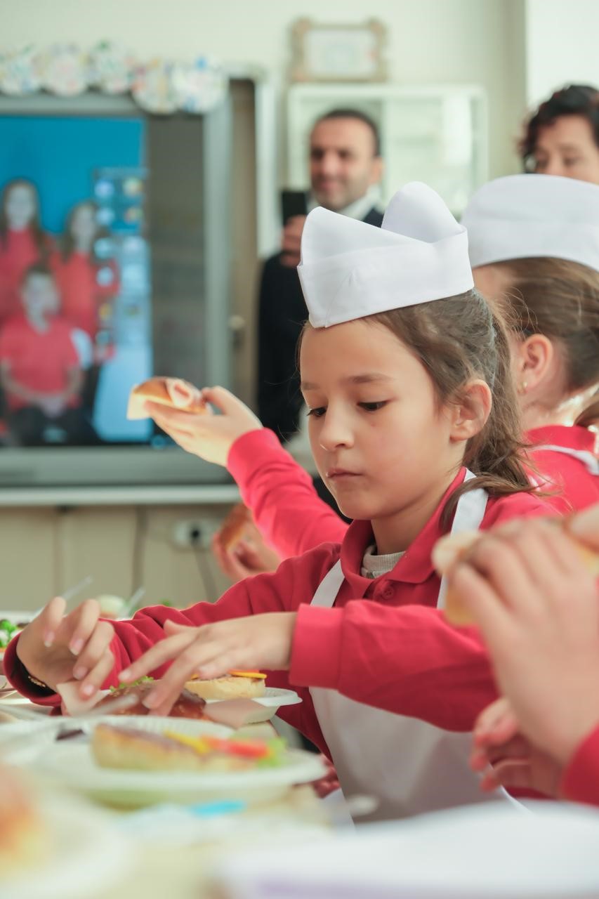Minik Şeflerle Zeytinli Tarifler’in ilk durağı Dereköy İlköğretim Okulu oldu 8 minik seflerle zeytinli tariflerin ilk duragi derekoy ilkogretim okulu oldu 4 UGBR1GF7