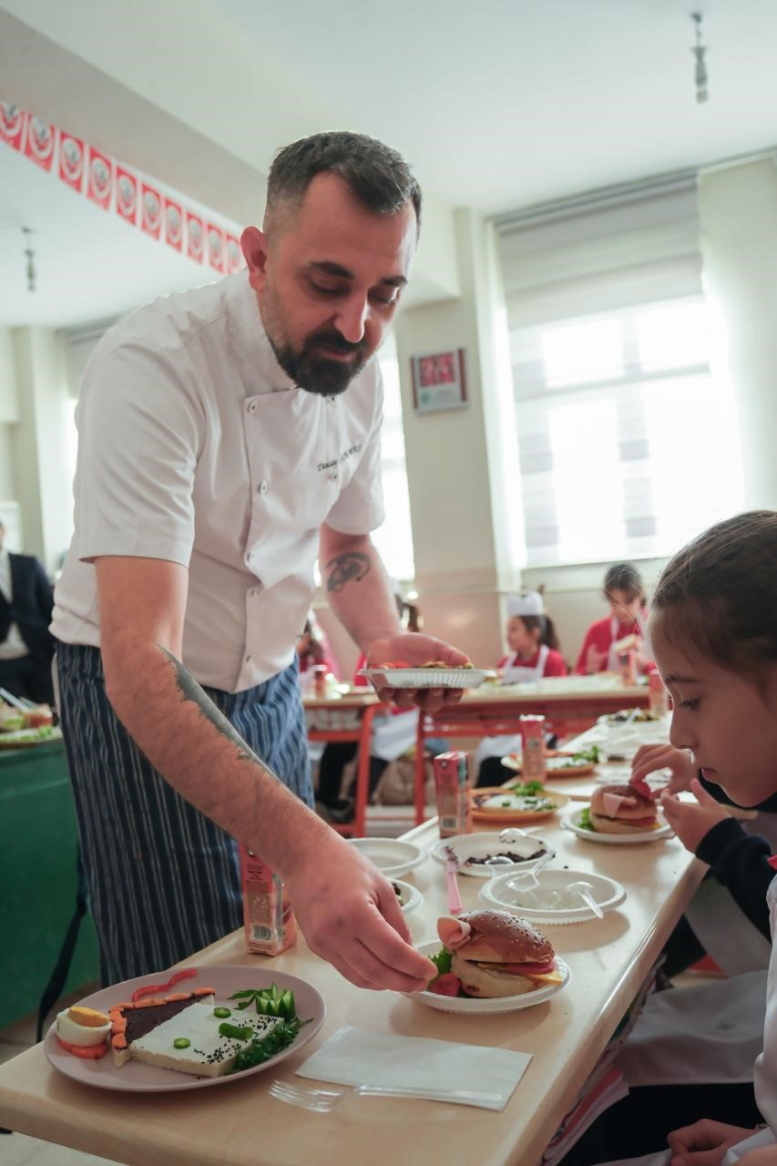 Minik Şeflerle Zeytinli Tarifler’in ilk durağı Dereköy İlköğretim Okulu oldu 9 minik seflerle zeytinli tariflerin ilk duragi derekoy ilkogretim okulu oldu 5 ll1S5bKr