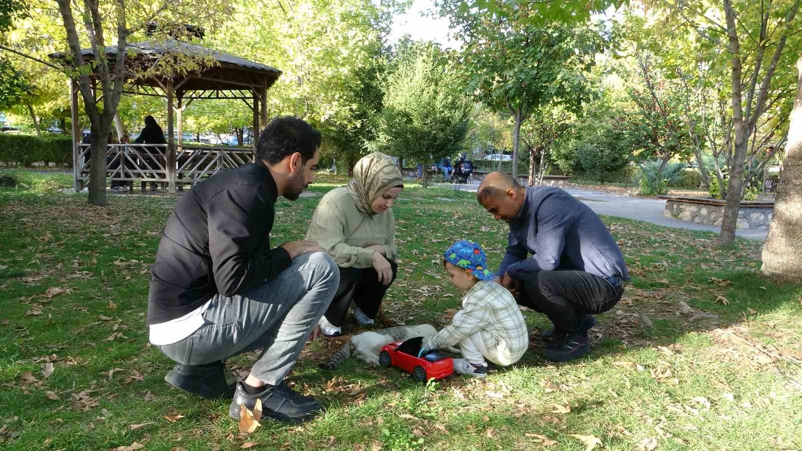 minik yigitin ailesi oldular 3 yHRjAHvO
