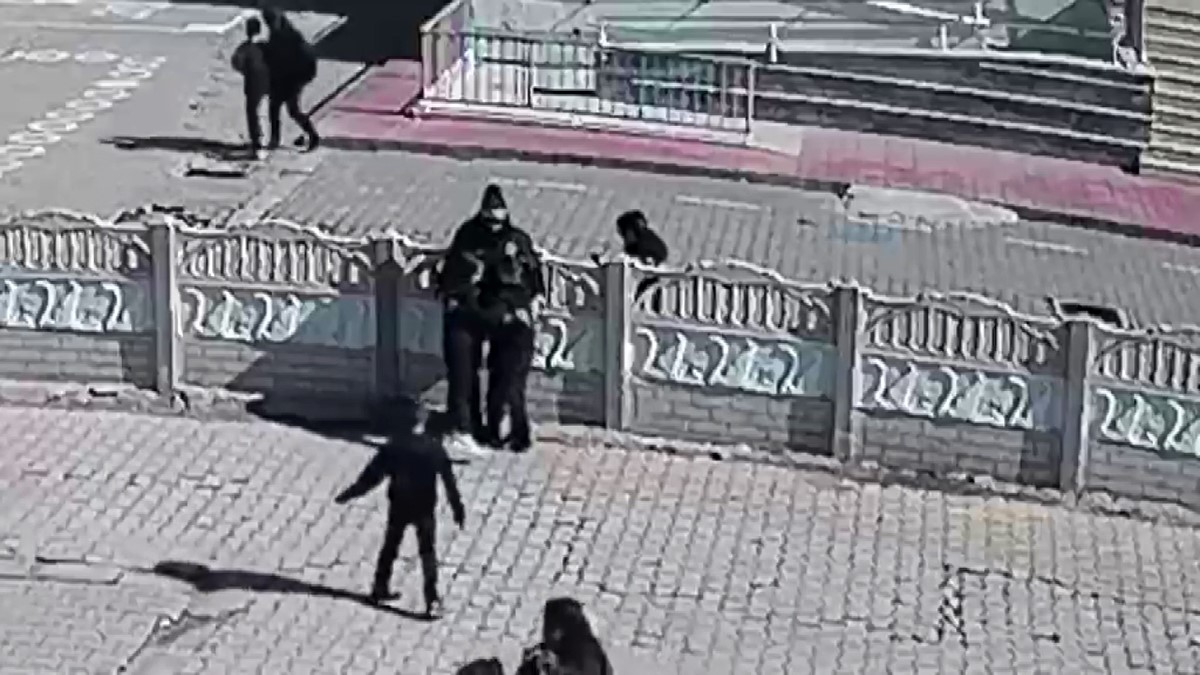 minik yureklerin polise yaptigi jest kalpleri isitti 2 GCqYNWSB