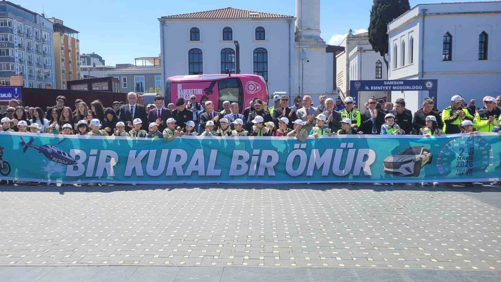 Minikler direksiyona geçti, vatandaşlar takla simülasyonunu deneyimledi 4 minikler direksiyona gecti vatandaslar takla simulasyonunu deneyimledi 0