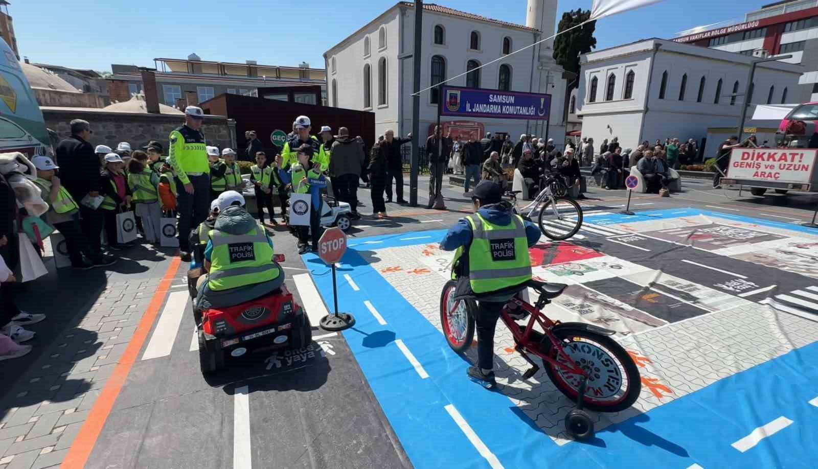 Minikler direksiyona geçti, vatandaşlar takla simülasyonunu deneyimledi 6 minikler direksiyona gecti vatandaslar takla simulasyonunu deneyimledi 2 AlaFrlDr