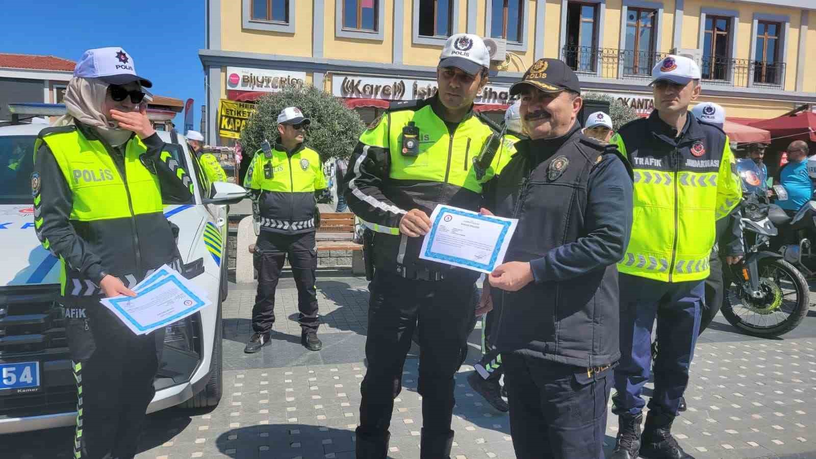 Minikler direksiyona geçti, vatandaşlar takla simülasyonunu deneyimledi 7 minikler direksiyona gecti vatandaslar takla simulasyonunu deneyimledi 3 rpMYFXUd