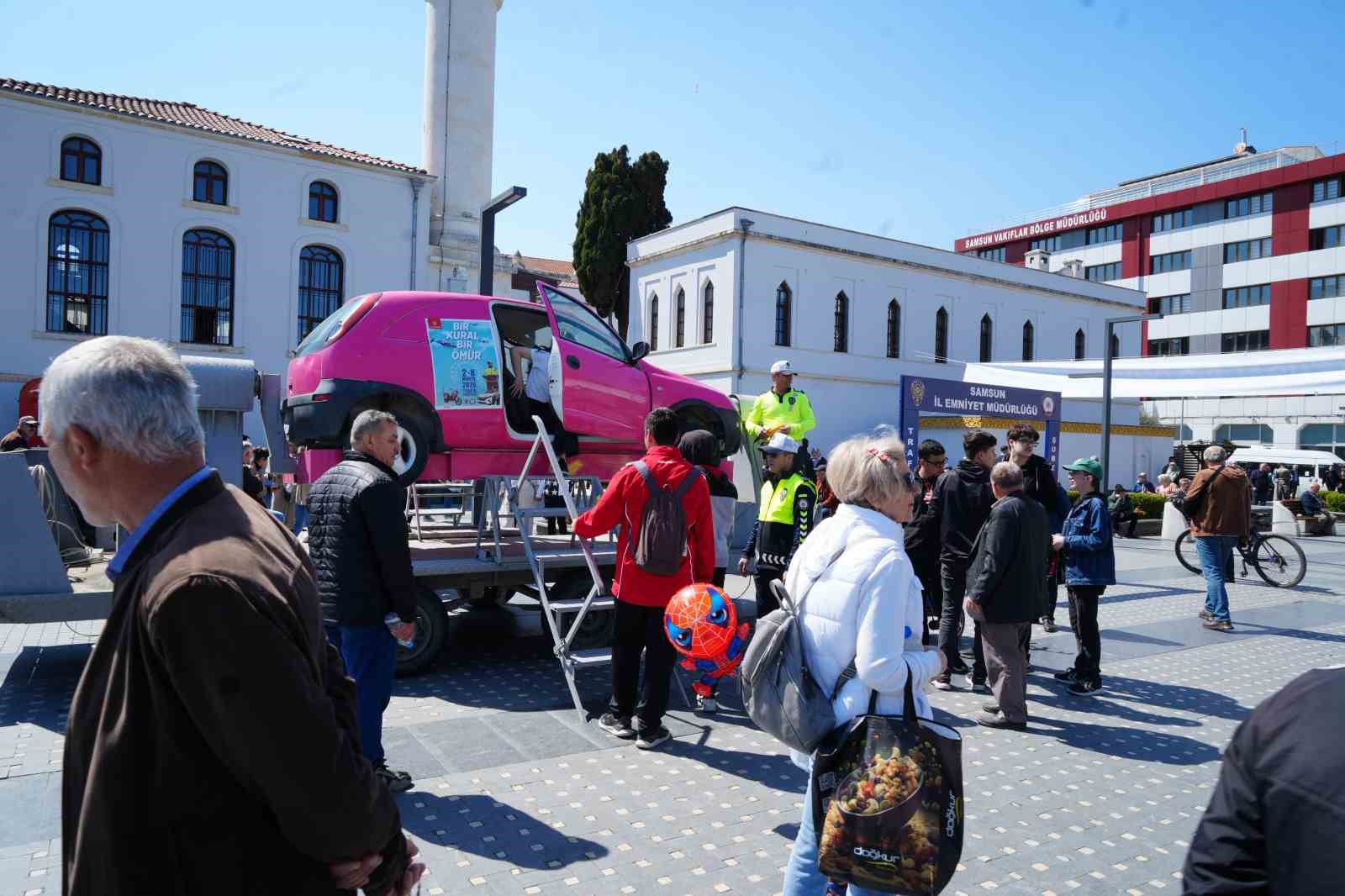 Minikler direksiyona geçti, vatandaşlar takla simülasyonunu deneyimledi 8 minikler direksiyona gecti vatandaslar takla simulasyonunu deneyimledi 4 dXCAHALL