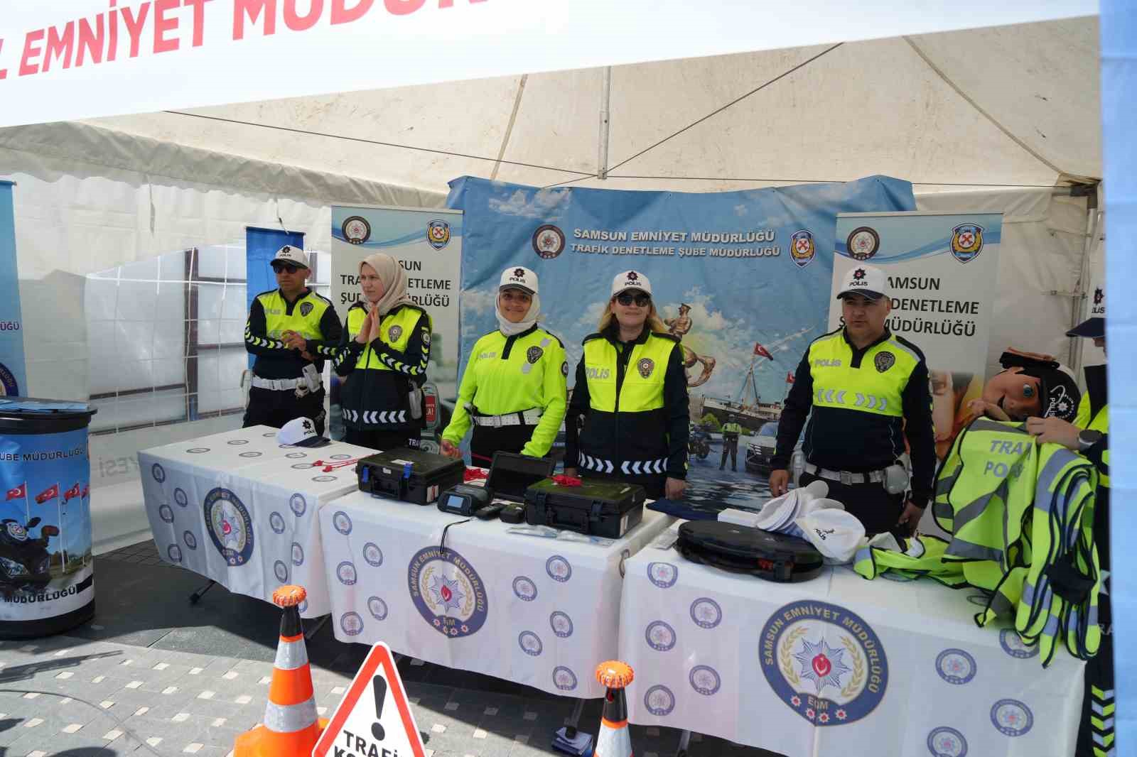 Minikler direksiyona geçti, vatandaşlar takla simülasyonunu deneyimledi 9 minikler direksiyona gecti vatandaslar takla simulasyonunu deneyimledi 5 yzAKM7Ov