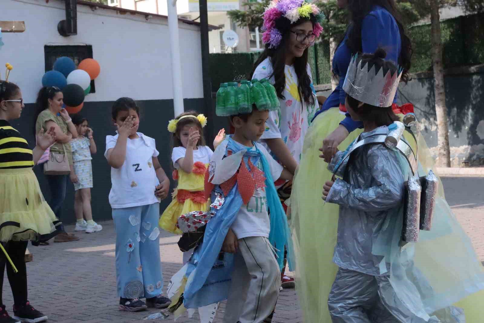 miniklere bayat ekmekle yemek yapmayi ogrettiler 10 AV8fKdIK