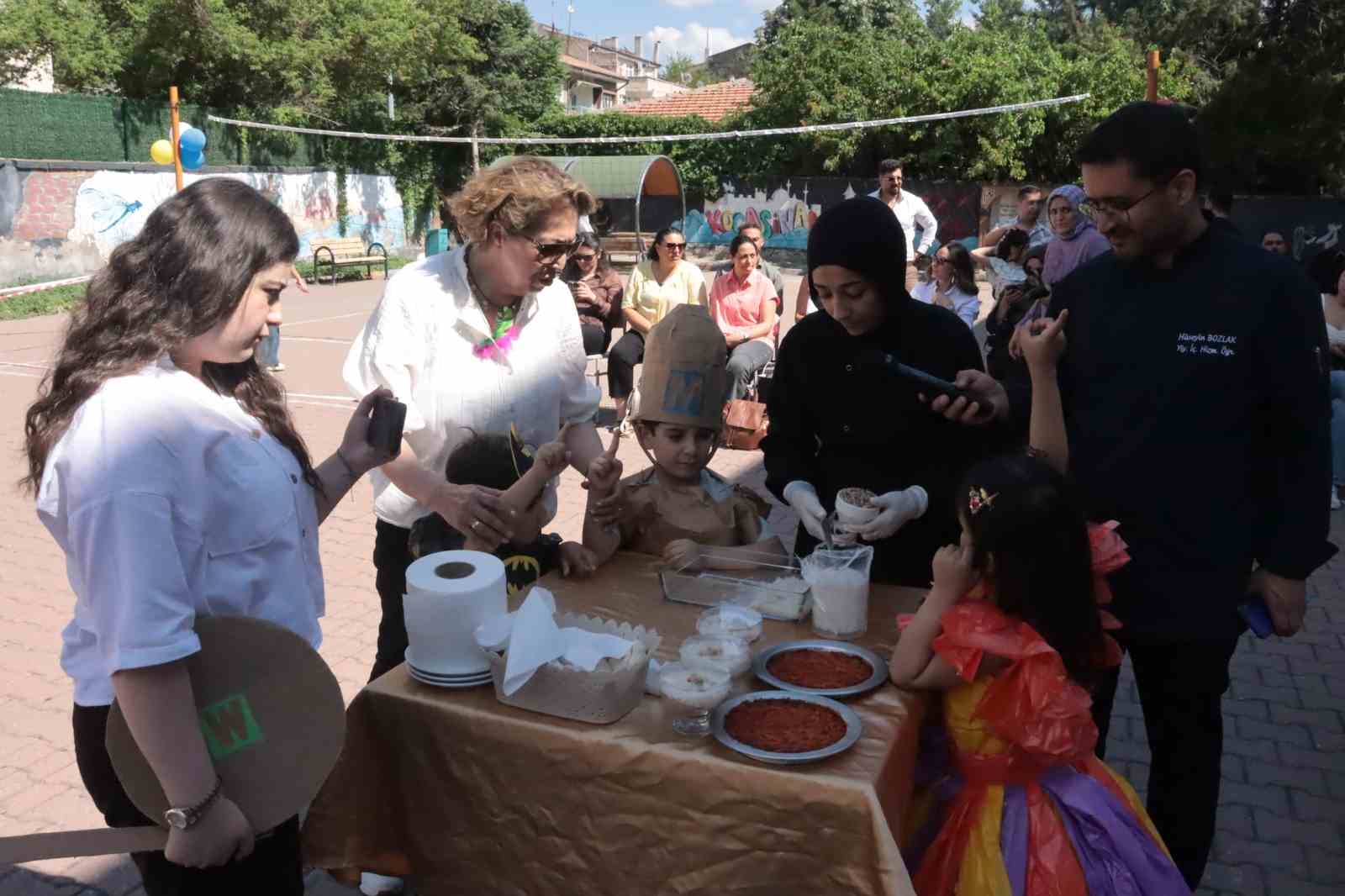 miniklere bayat ekmekle yemek yapmayi ogrettiler 2 uH4yfMbE
