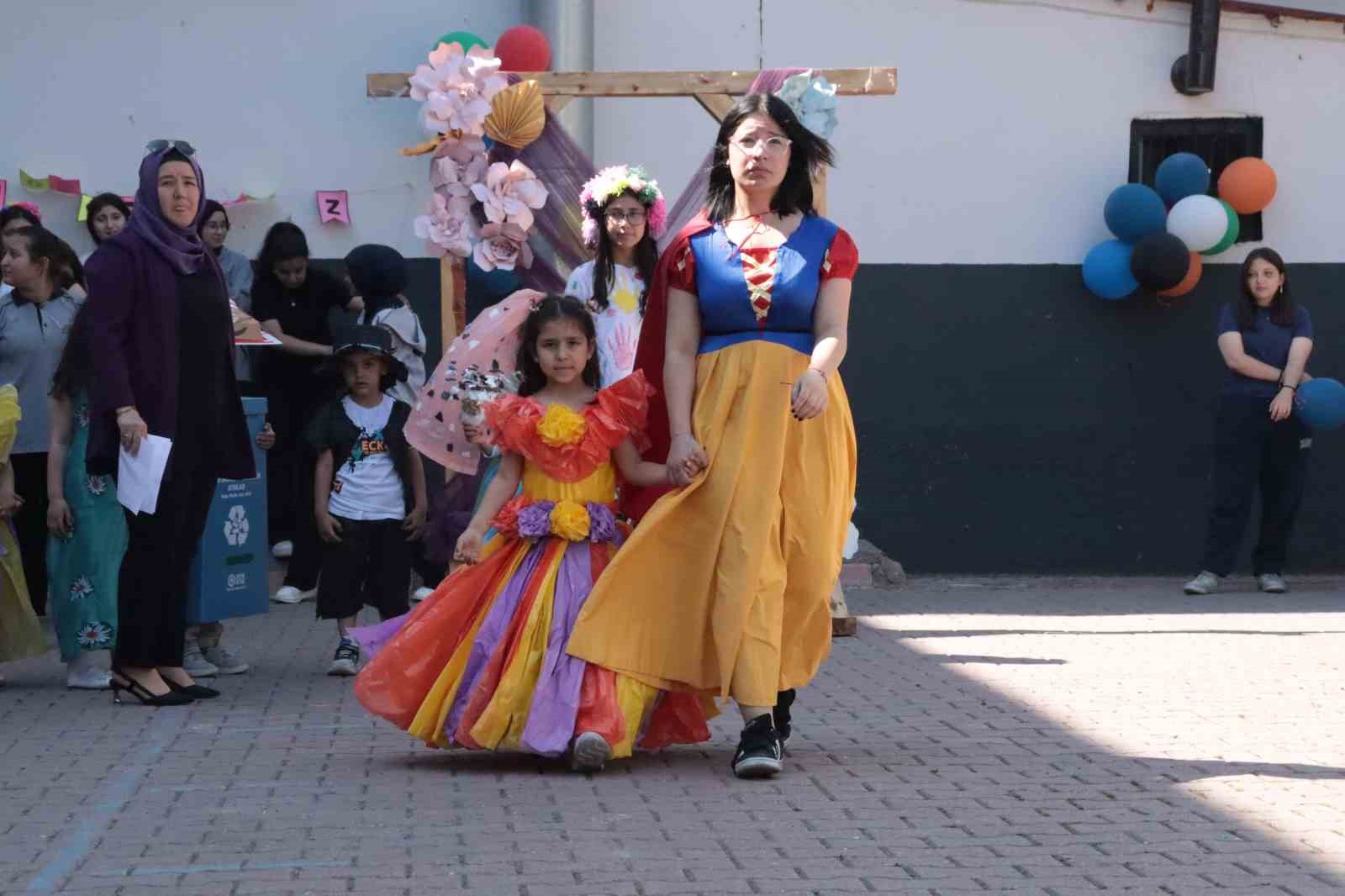 miniklere bayat ekmekle yemek yapmayi ogrettiler 7 mQ2BGXzX