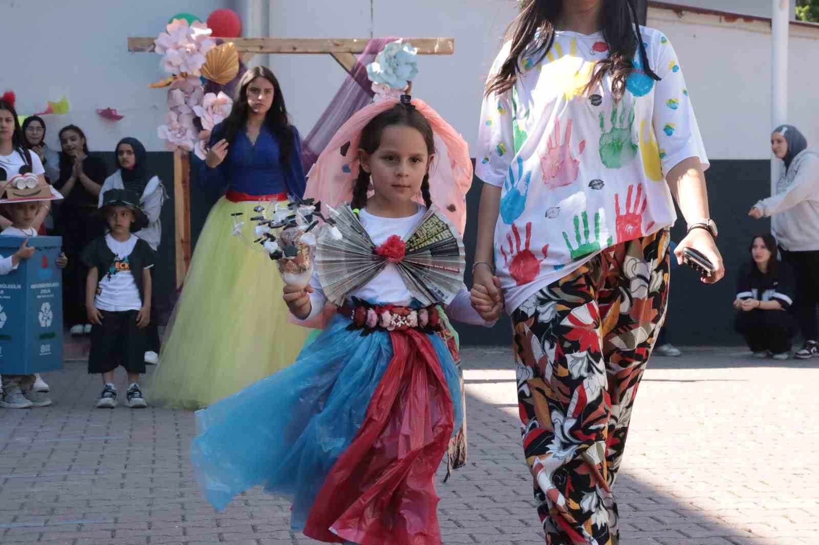 miniklere bayat ekmekle yemek yapmayi ogrettiler 8 e3s6EQk2
