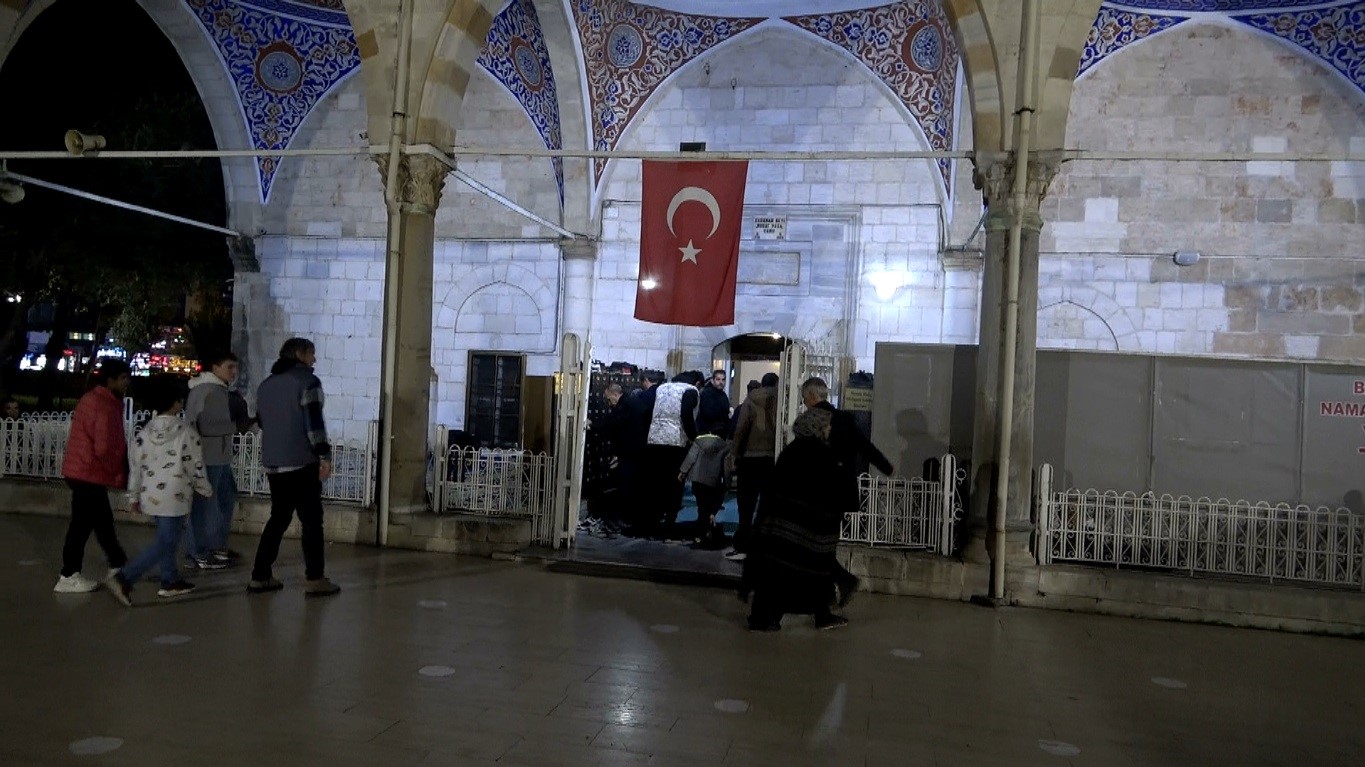 Miraç Kandili’nde Antalya’da camiler doldu 10 mirac kandilinde antalyada camiler doldu 6 EinZE9fu