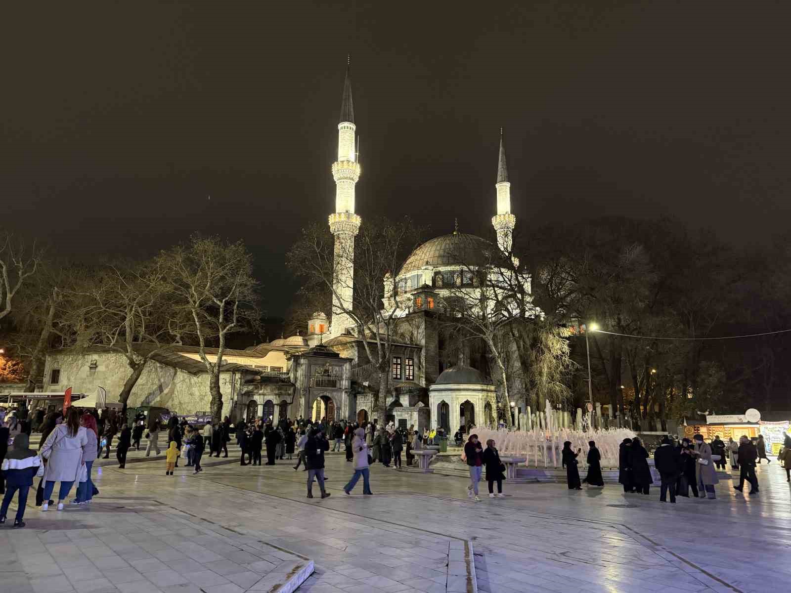 mirac kandilinde vatandaslar eyupsultan camiine akin etti 1 v4S5eiGw