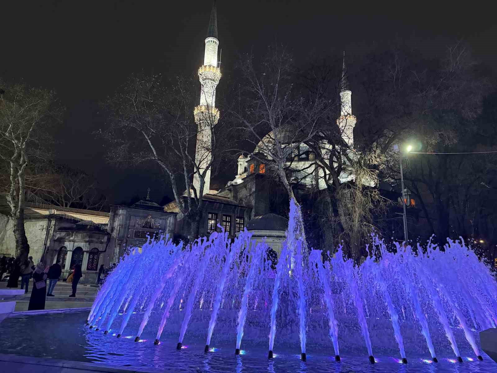 mirac kandilinde vatandaslar eyupsultan camiine akin etti 2 ptcqawKa