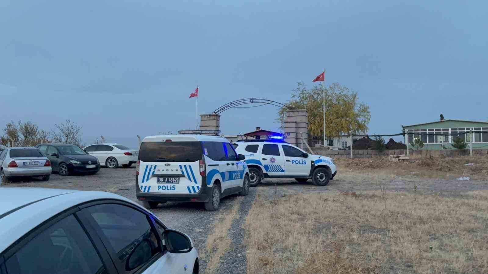 miras kavgasinda kan akti amcasini ve 3 kisiyi bicakladi 4 d7EJkCQ9
