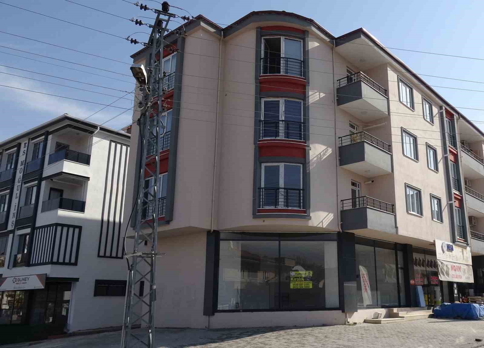 misafirlige geldigi evde balkondan dusen infaz koruma memuru hayatini kaybetti 2 WNSC6XVd
