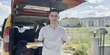 misir-tezgahindan-elde-ettigi-gelirlerle-sehir-sehir-gezerek-ozel-ogrencileri-mutlu-ediyor-3lZIdAux.jpg