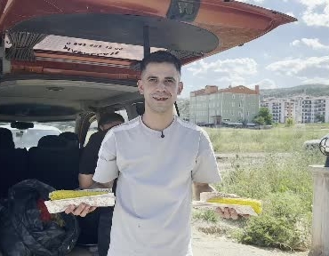 misir-tezgahindan-elde-ettigi-gelirlerle-sehir-sehir-gezerek-ozel-ogrencileri-mutlu-ediyor-3lZIdAux.jpg