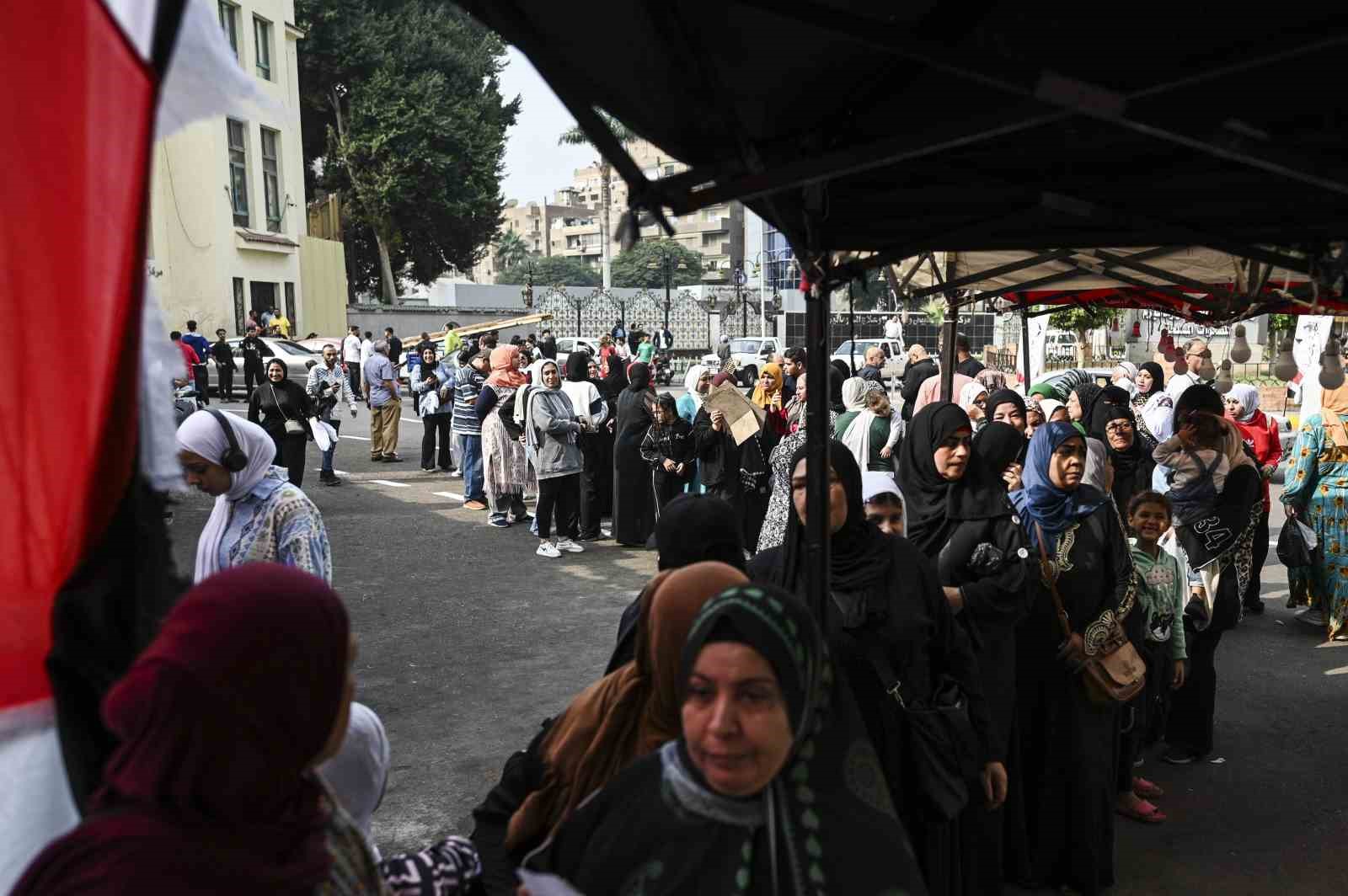 misirda halk temsilciler meclisi secimi icin sandik basinda 5 aIsUmwJH
