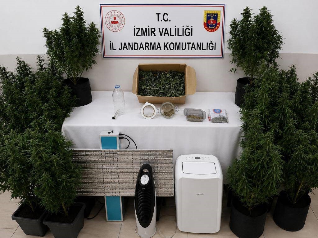 mit ve jandarmadan ortak operasyon 25 yillik firari yakalandi 0 OPWNkeUm