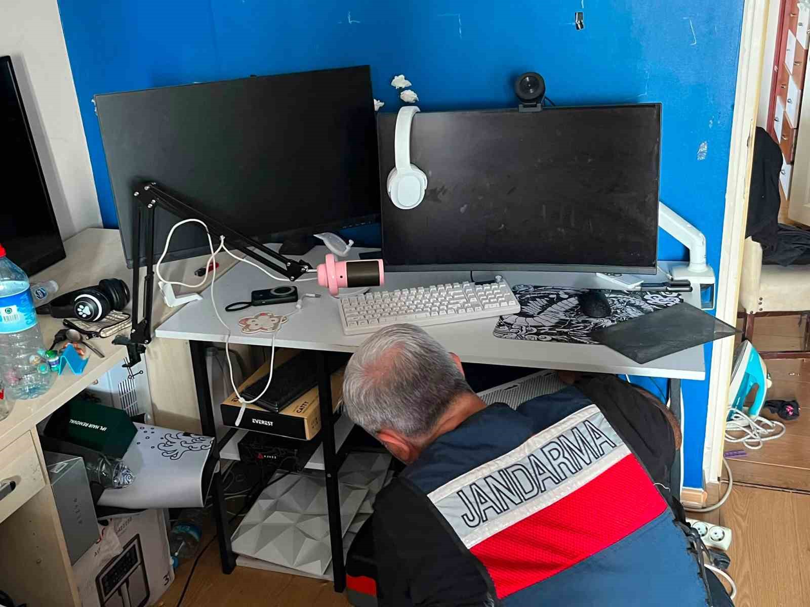MİT’ten kredi kartı şebekesine operasyon: 3 gözaltı 7 mitten kredi karti sebekesine operasyon 3 gozalti 3 h9V8IzBp