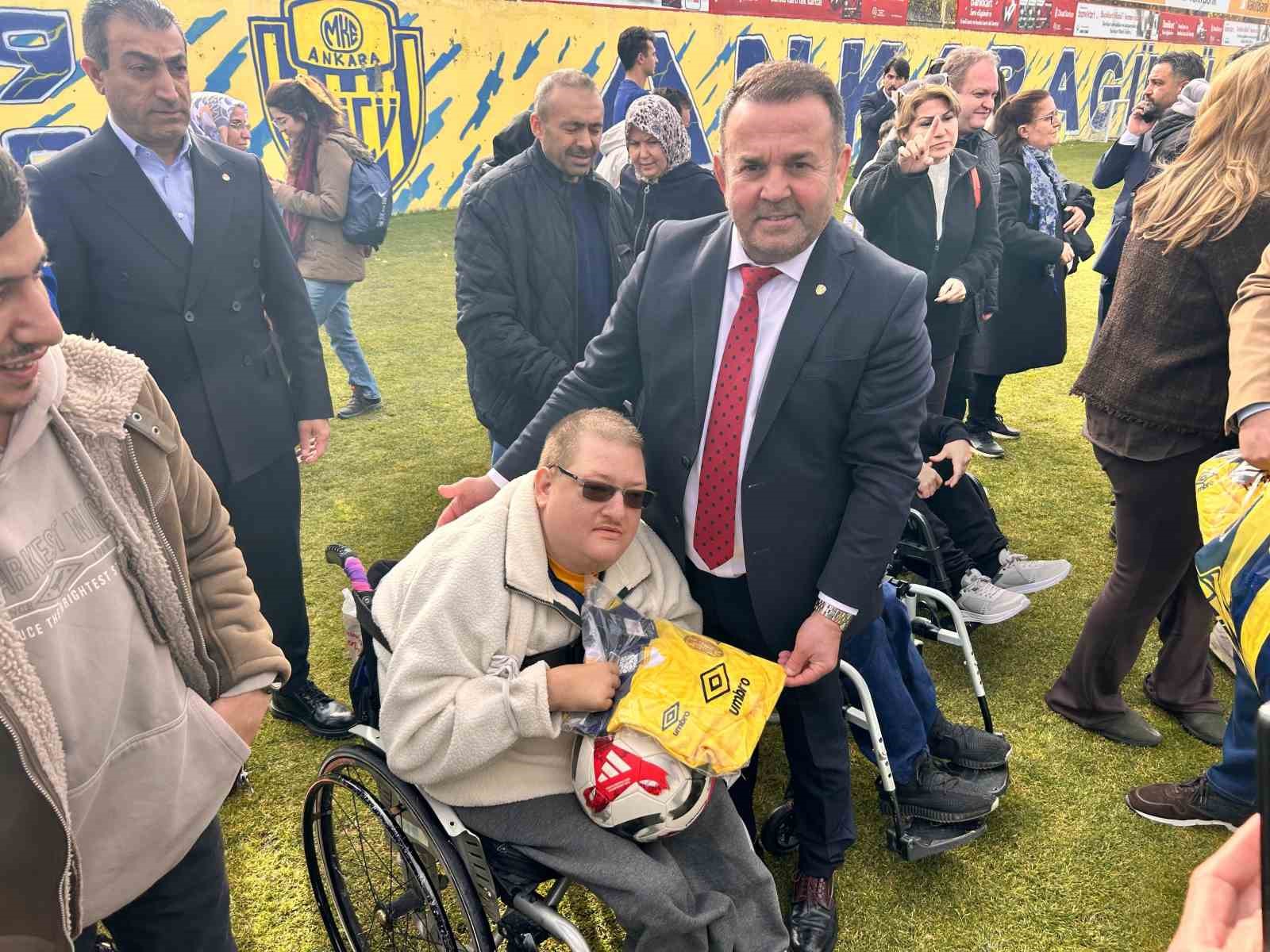 mke ankaragucu antrenmanini ozel cocuklarla paylasti 1 GQ4RpeFb
