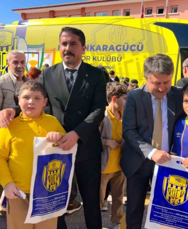 mke-ankaragucu-yoneticileri-ve-sporculari-ogrencilerle-bir-araya-geldi-jrYHncKq.jpg