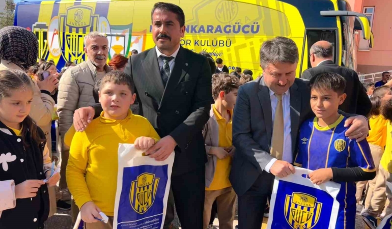 mke-ankaragucu-yoneticileri-ve-sporculari-ogrencilerle-bir-araya-geldi-jrYHncKq.jpg