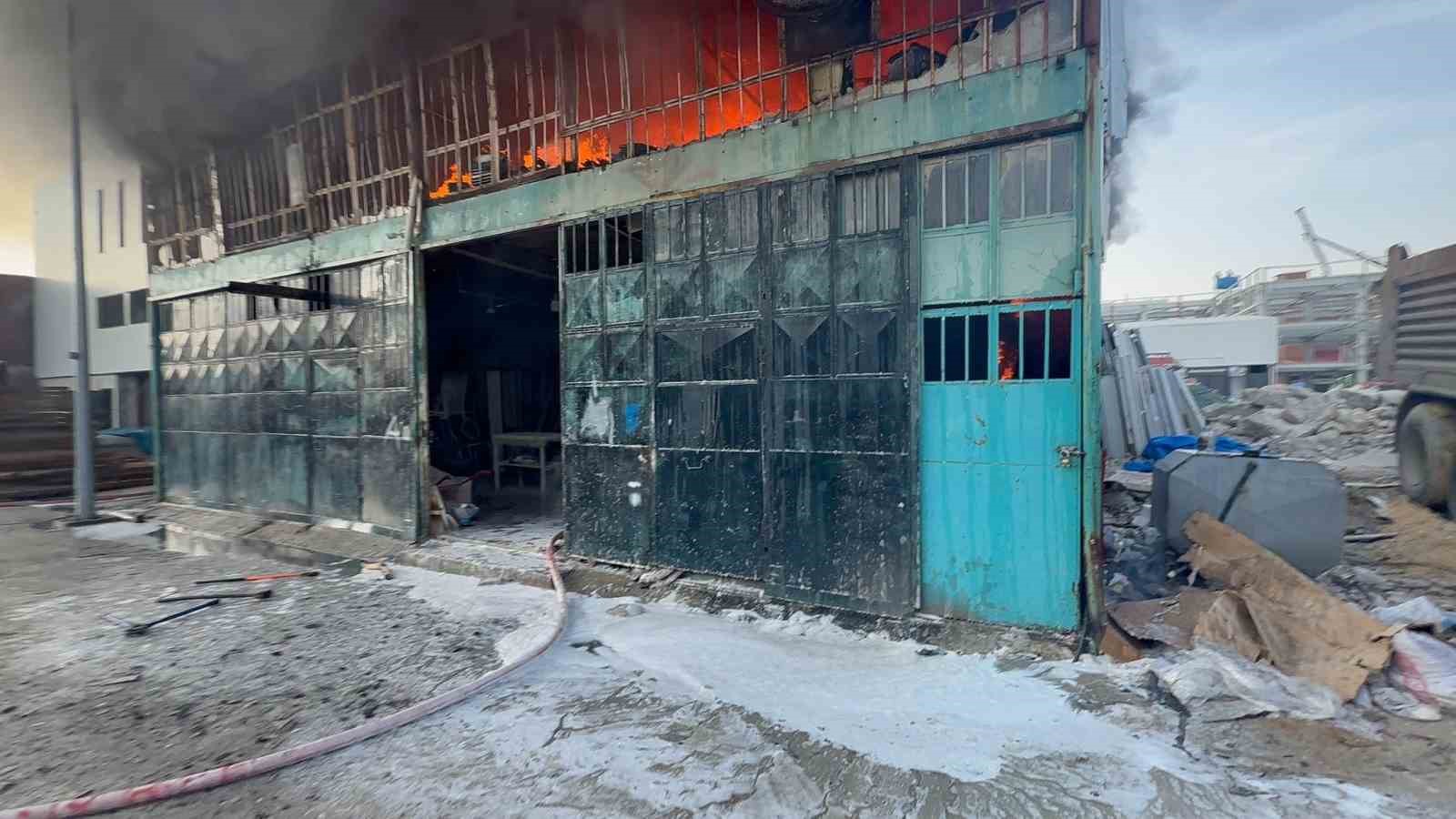 Mobilya atölyesi alevlere teslim oldu 6 mobilya atolyesi alevlere teslim oldu 2 SvDairv9