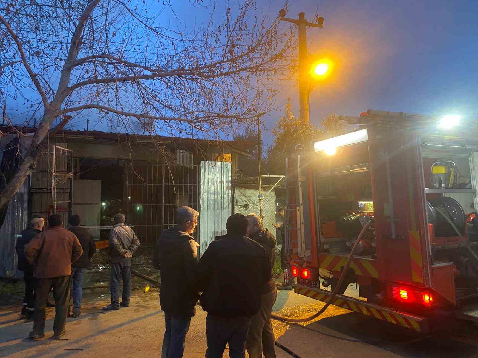 mobilya atolyesinde cikan yanginda maddi hasar olustu 1 33N9B4e3