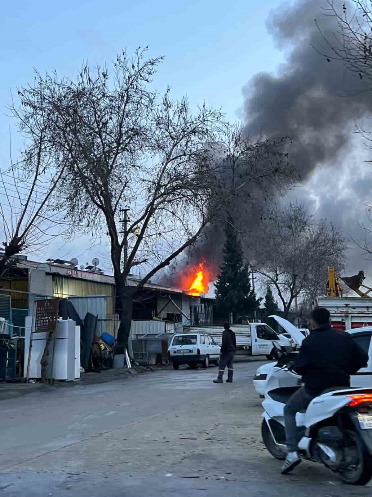 mobilya atolyesinde cikan yanginda maddi hasar olustu 2