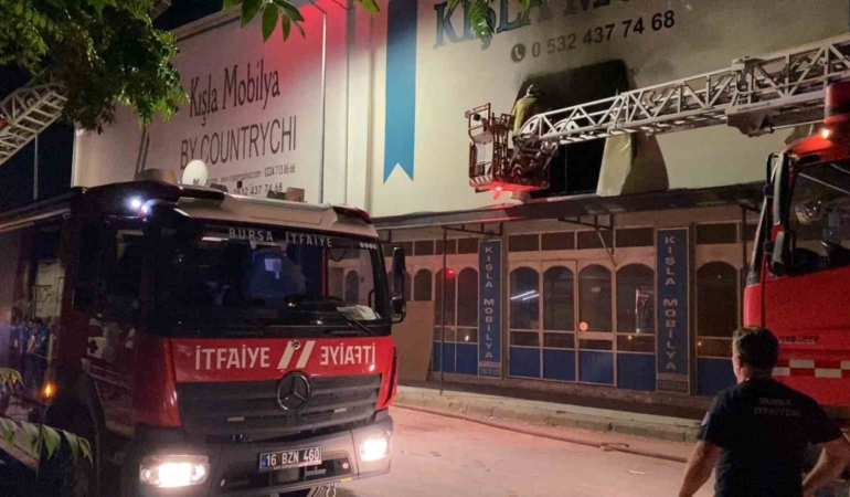 mobilya-fabrikasinda-korkutan-yangin-wVgYzpK8.jpg