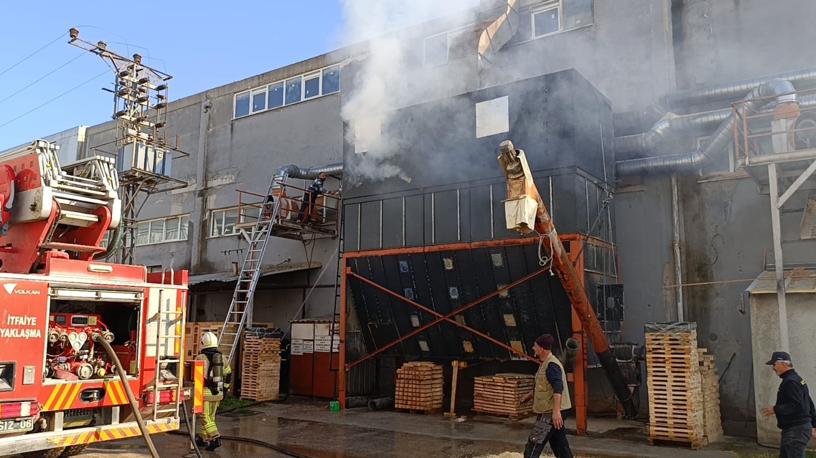 mobilya fabrikasinda yangin 1 isci yaralandi 1 CVn12Pv1
