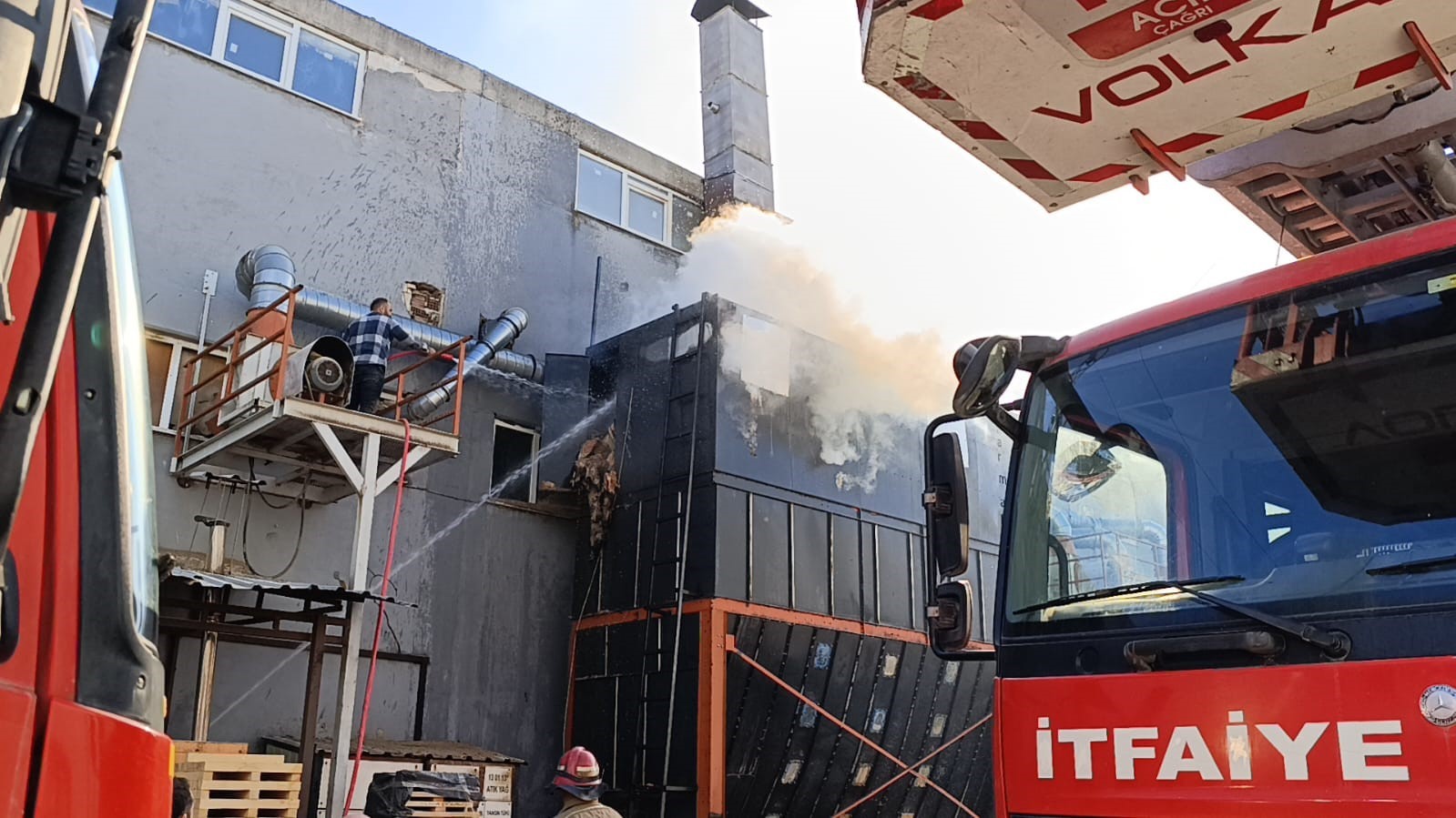 mobilya fabrikasinda yangin 1 isci yaralandi 2 SSzhLmlE