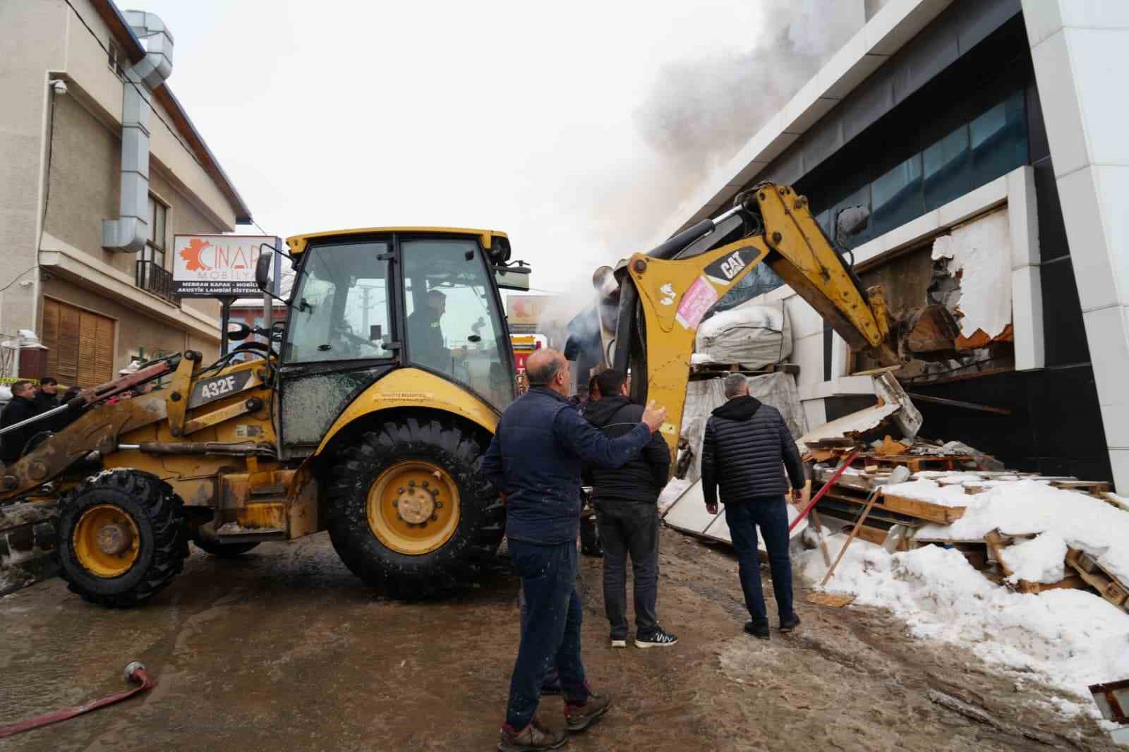 mobilya fabrikasinda yangin 1 olu 1i agir 7 yarali 0 UktS1ha4