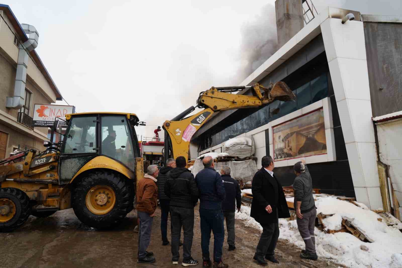 mobilya fabrikasinda yangin 1 olu 1i agir 7 yarali 1 ITu1lVFF